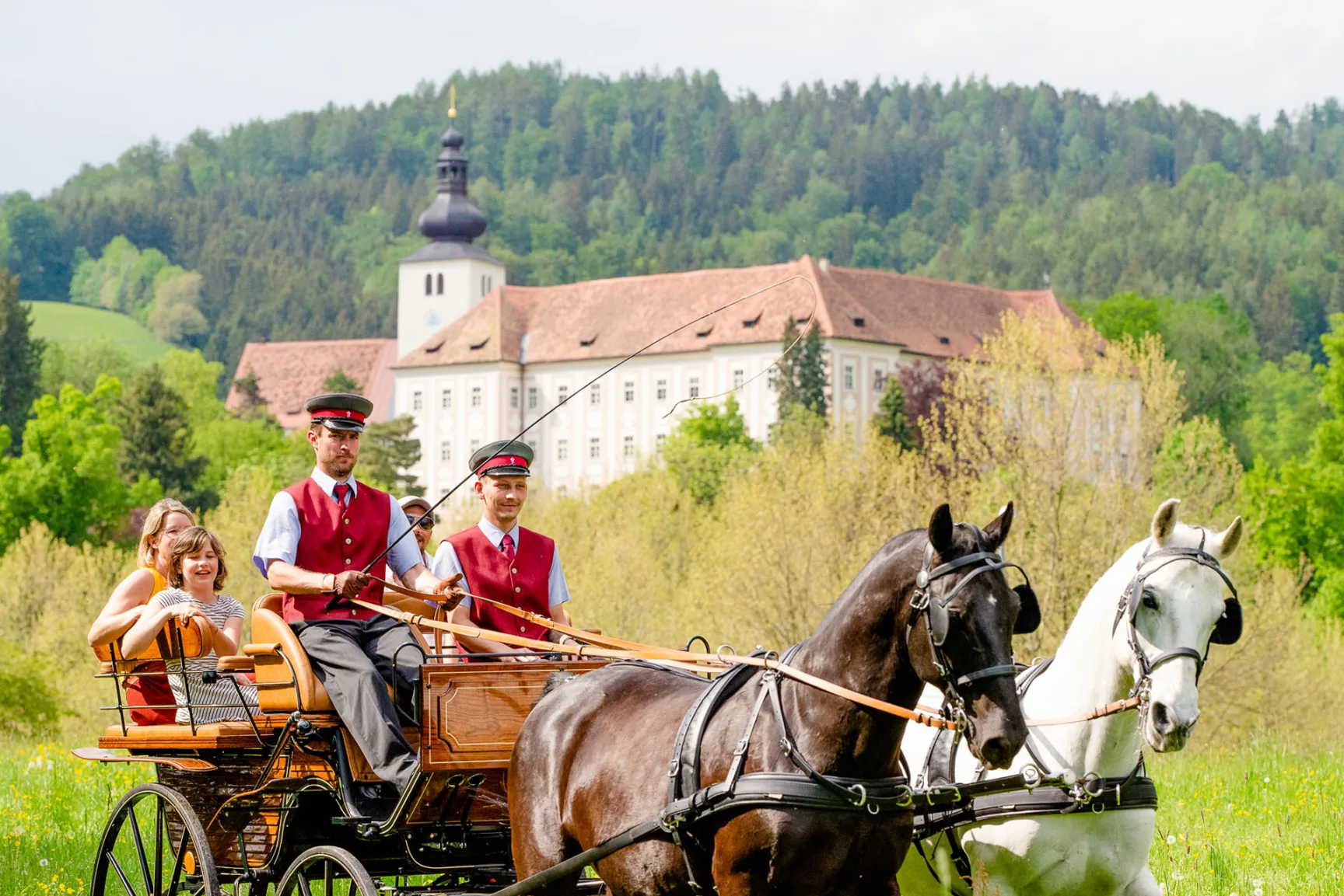 Carriage with horses, coachman and family in carriage